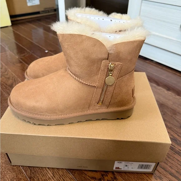 Ugg Bailey Zip mini shearling short boot with side zipper. Size US 6. BRAND NEW! - Picture 7 of 12